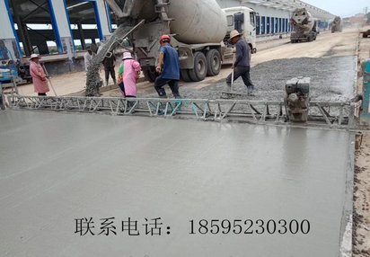 路面摊铺机 修路摊铺机 自行式混凝土整平机