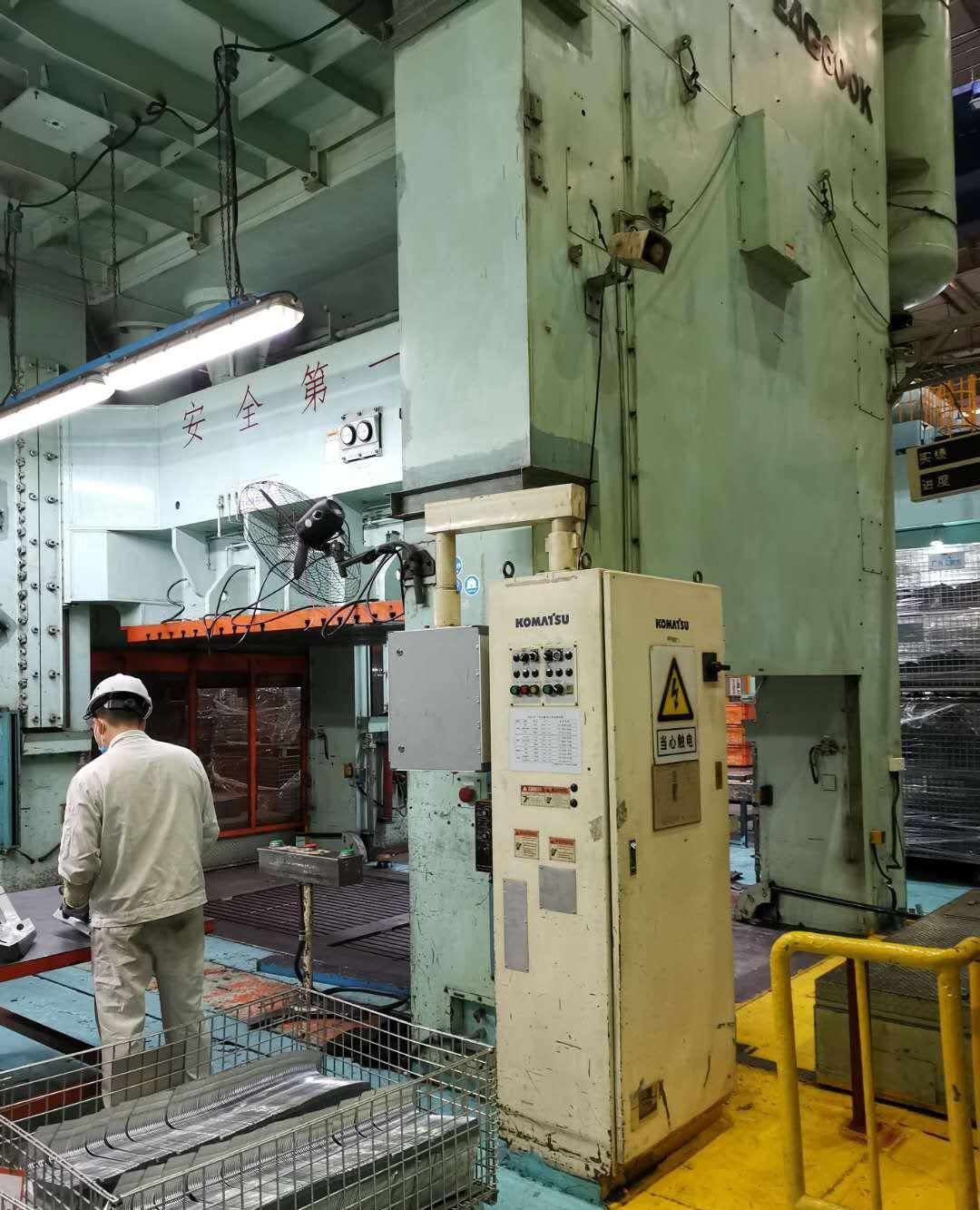 日本小松600吨冲床 闭式四点,双工位侧移出、带底缸低价转让 - 4