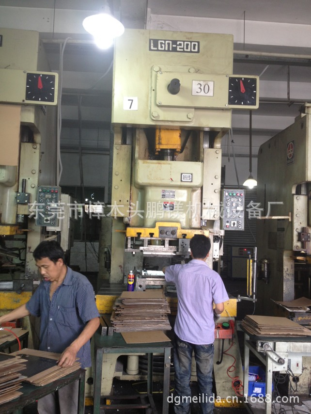 五金加工厂应急出售110T台湾气动冲床数台 - 4