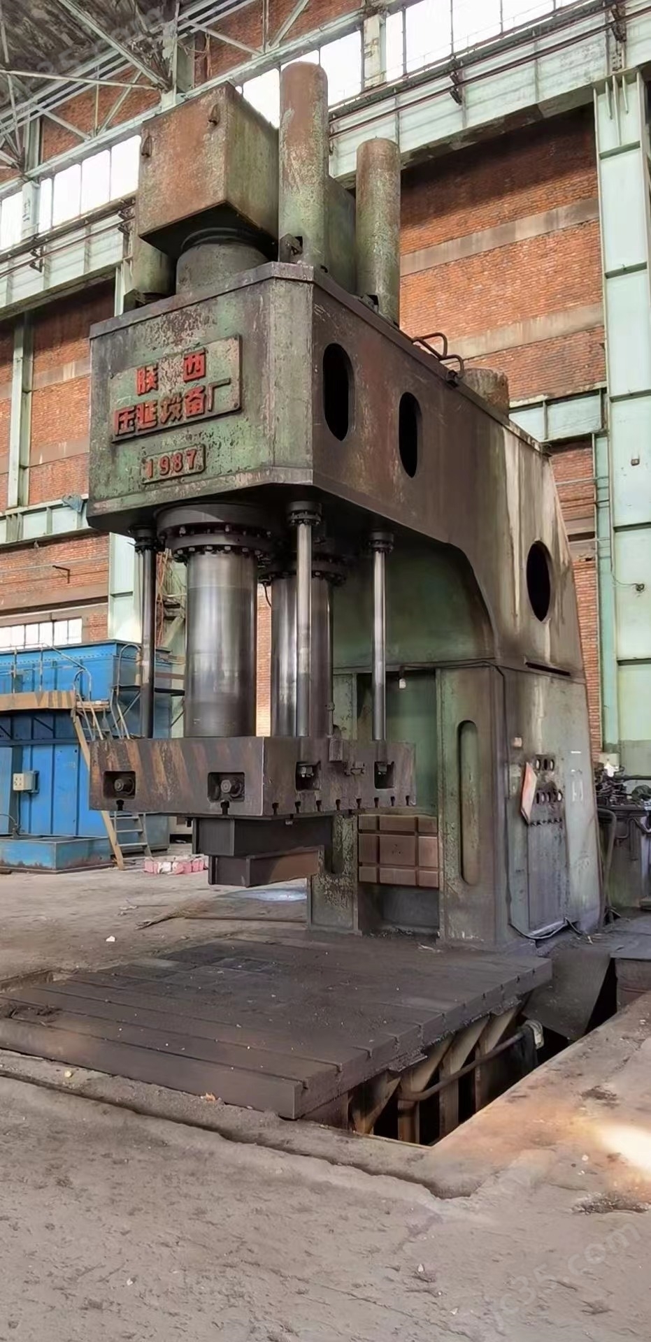 1000T 二手现出 单臂油压机1000吨一台，台面2800*3700