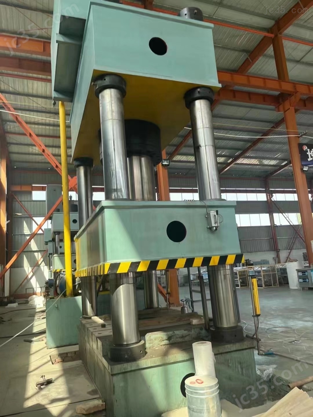 1000T 二手出售南通锻压1000吨油压机，全新未用