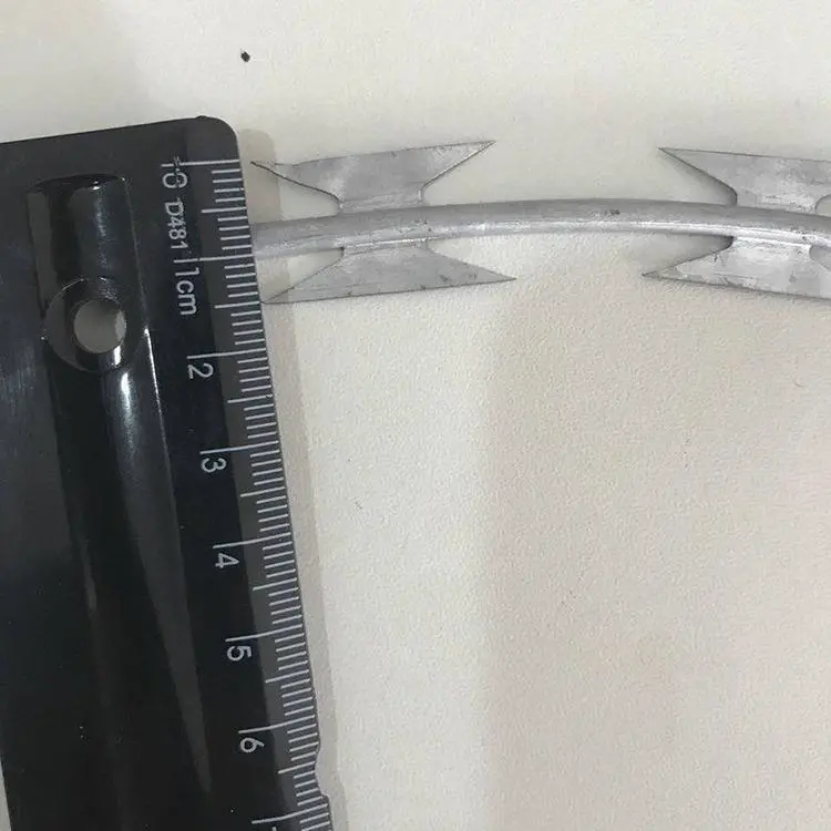 广西现货电镀锌刀片刺绳厂家供应南宁刀片滚笼网崇左滚筒刀片刺绳