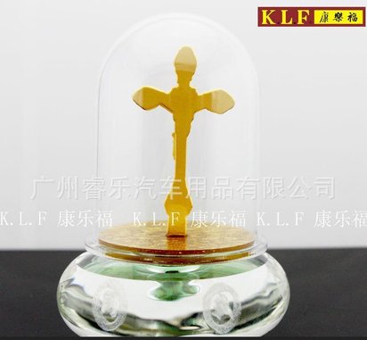 康乐福绒沙金十字架汽车香水座 教苦相 镀金十字架