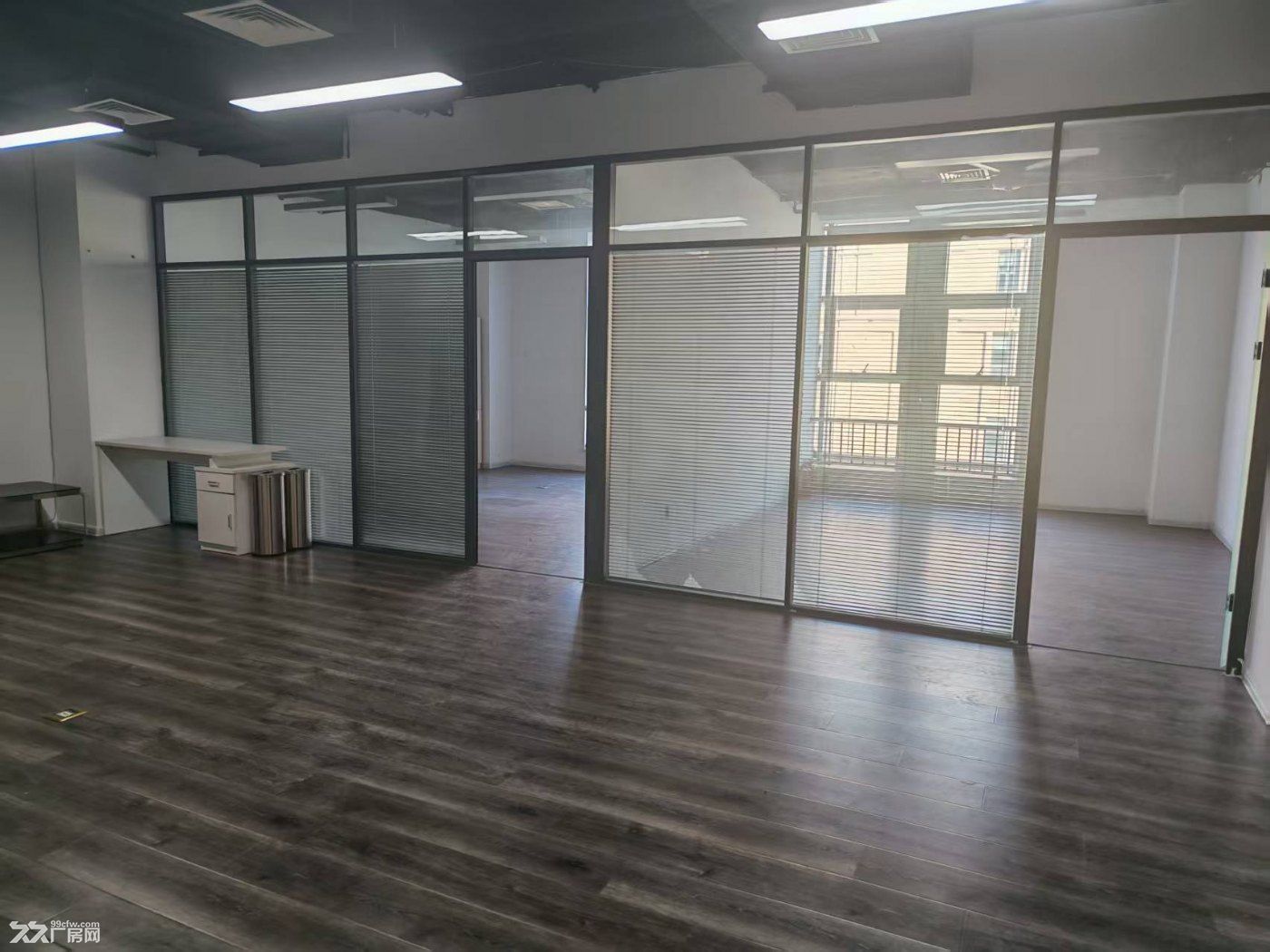 华明精装修带3个隔断办公室,手续全可办公