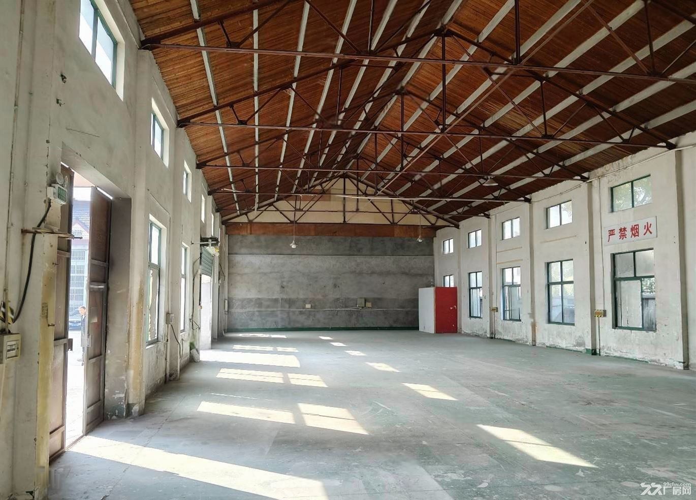 可分租,白鹤工业区独栋550平,配有办公,场地免费棚子使用,停车免费