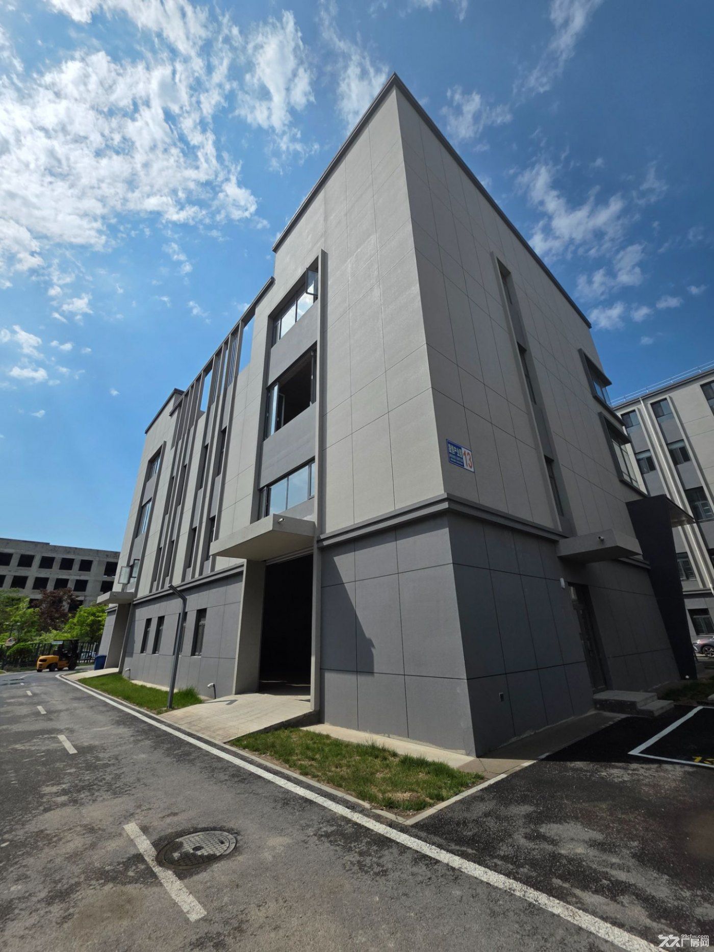 全新两层半独栋丨赠送露台小院可改造丨超10米柱距客货分流