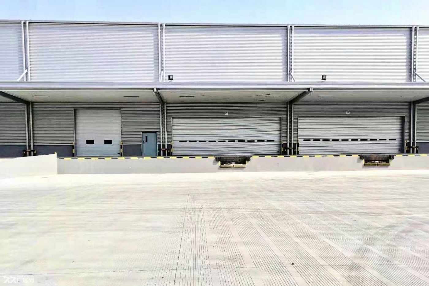 出租奉贤金汇工业区13000平双边高平台0.78起租