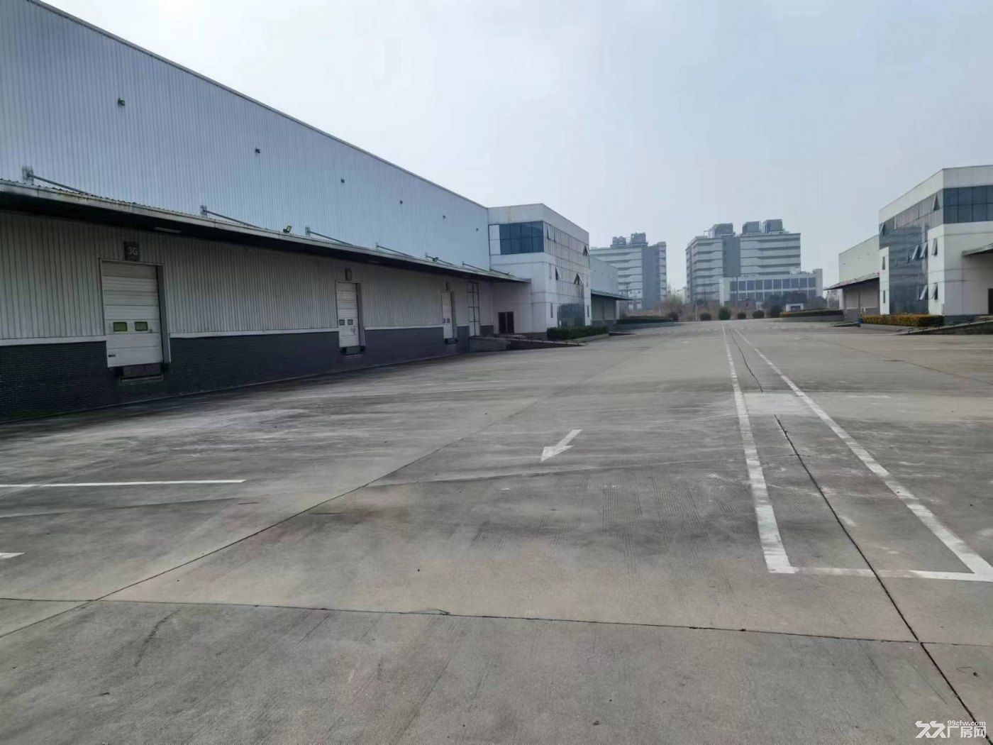 出租松江九亭高平台仓库6000平 层高10米 可搭建货架 利用率高