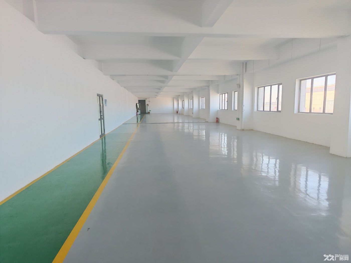 空港小面积带3吨货梯，可办公展厅仓储直播等
