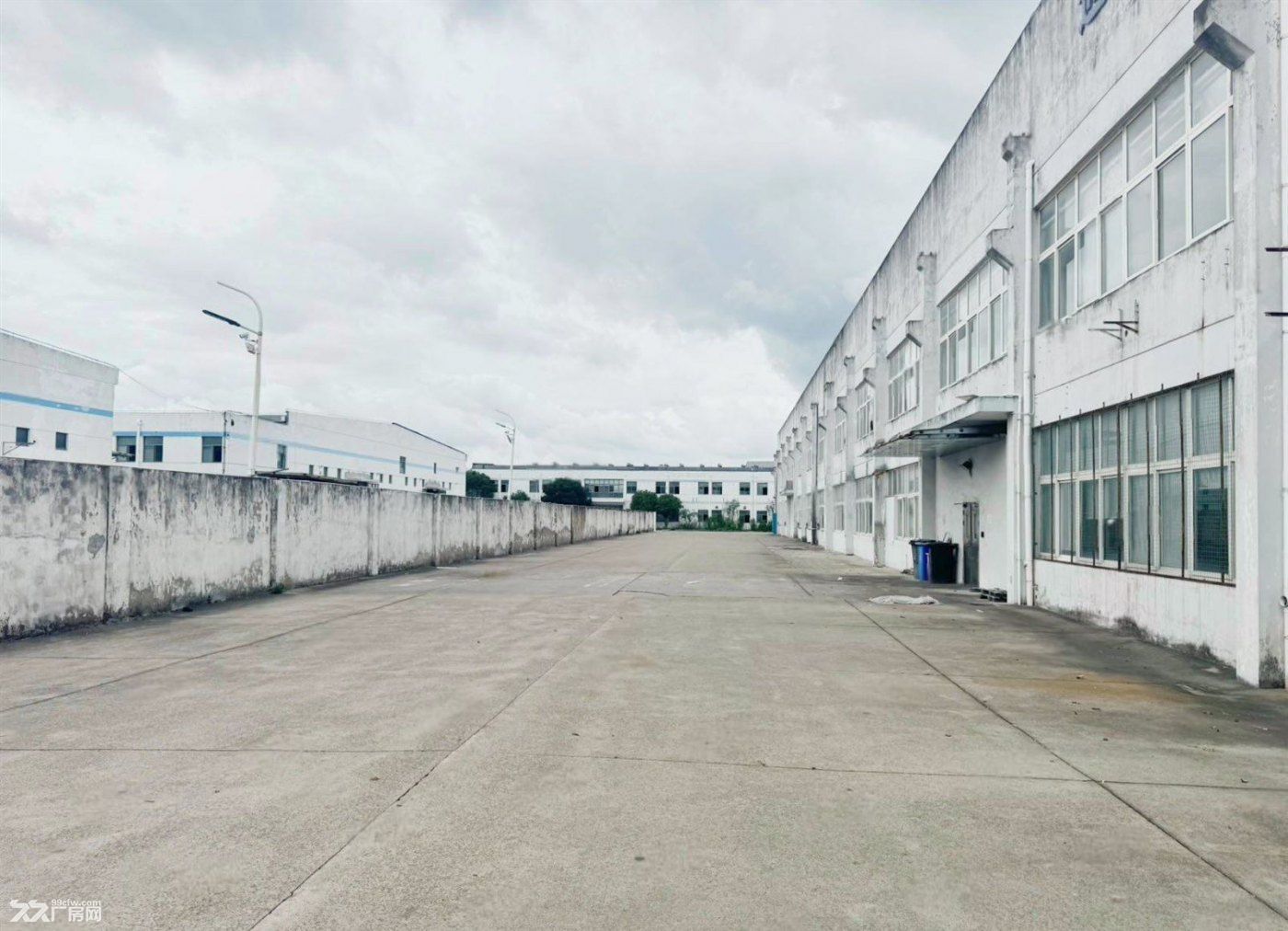房东青浦工业园高架口104厂房有行车。生产加工仓库均可。独立办公