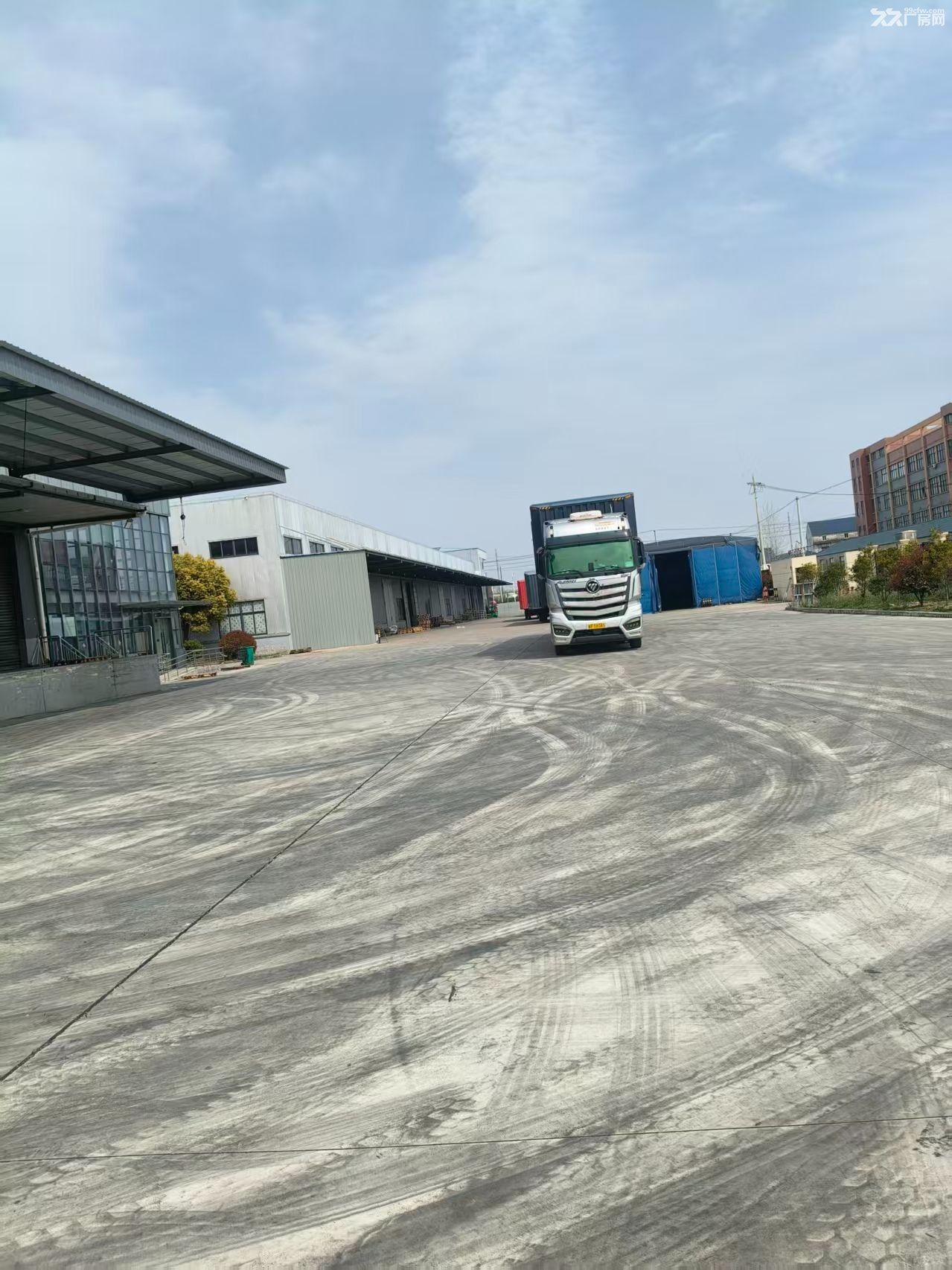 闵行梅陇带月台雨棚丙二类8000平高平台仓库出租