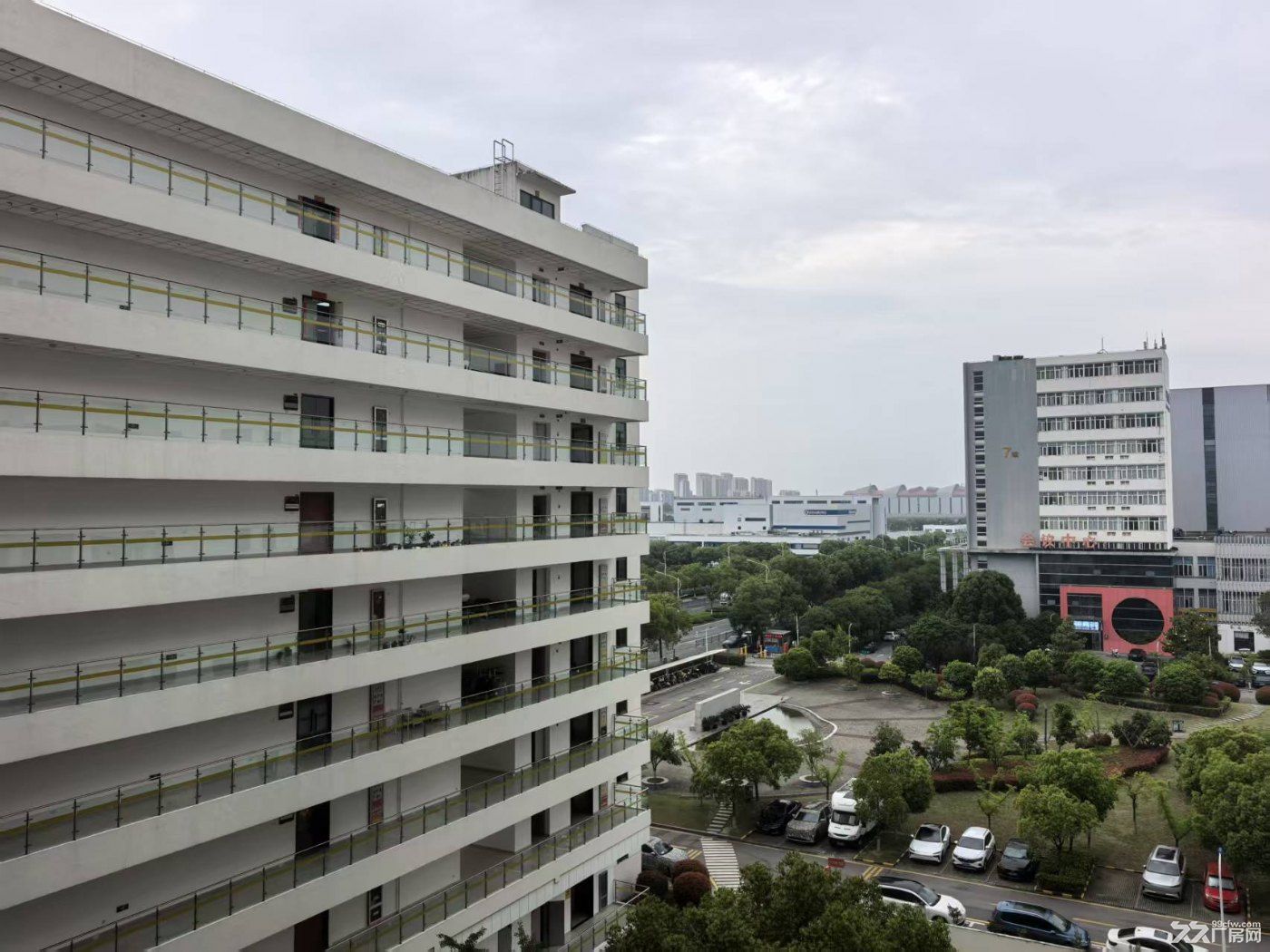精装修小面积办公室出租,车位充足,东沙湖天然氧吧,中环东线快速路旁,价格面议。 - 3