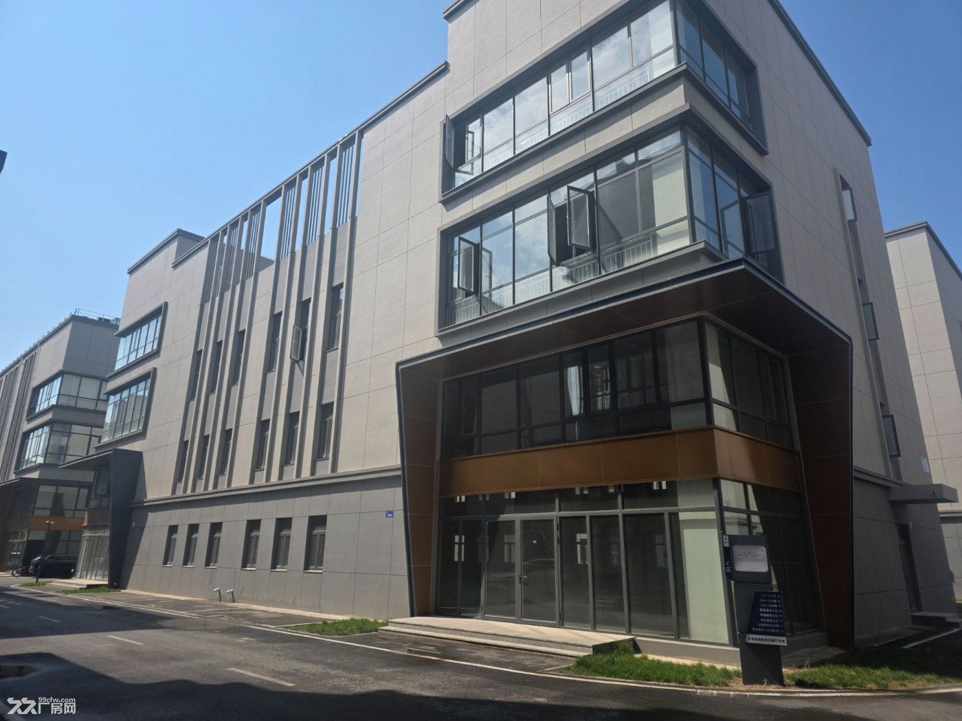 独栋两层半送院送露台丨大柱距产研办全功能丨现房可贷款即买即办证