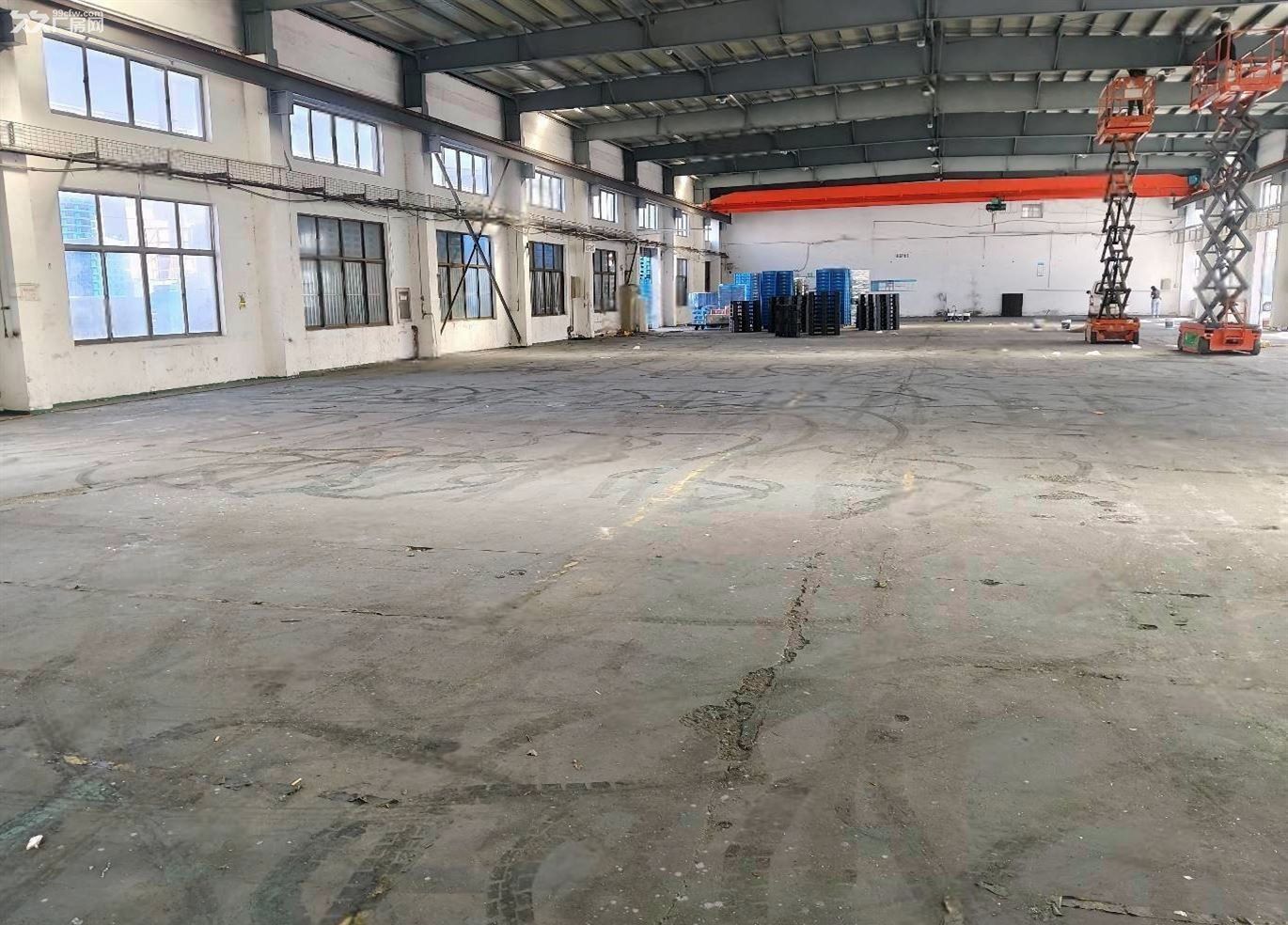 物业招租：青浦工业区独栋单层带航车厂房1100平，场地宽敞，有空地