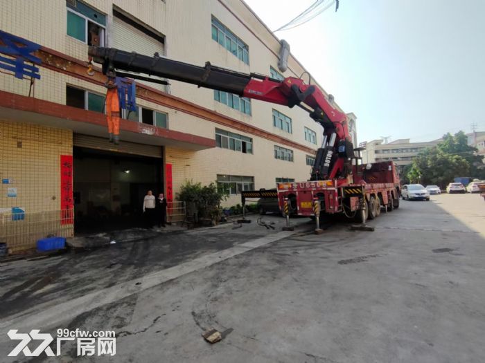 凤岗主干道边上厂房出租一楼1700平 带行车 高度6米空地大 - 2