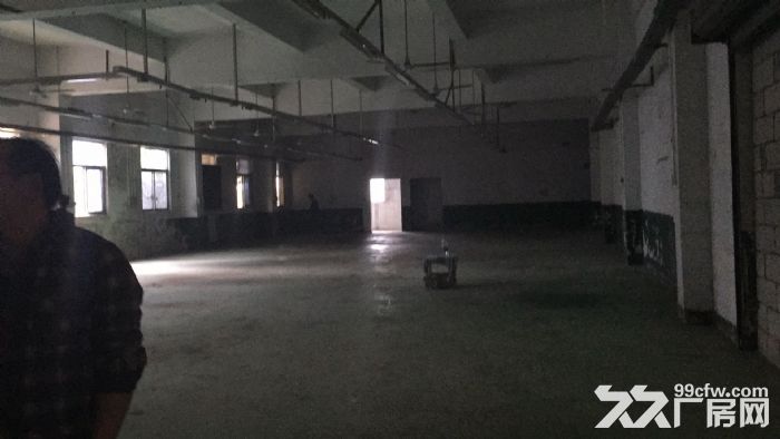 凤岗官井头带装修一楼厂房出租900平方，水电齐15