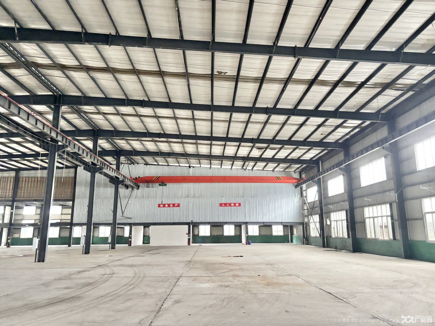 郫县工业园2300平米独栋标准厂房出租有航车