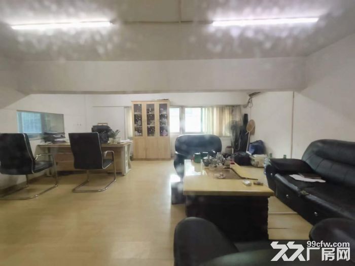 凤岗独院分租一楼700，楼上3600平，现成水电办公室装修