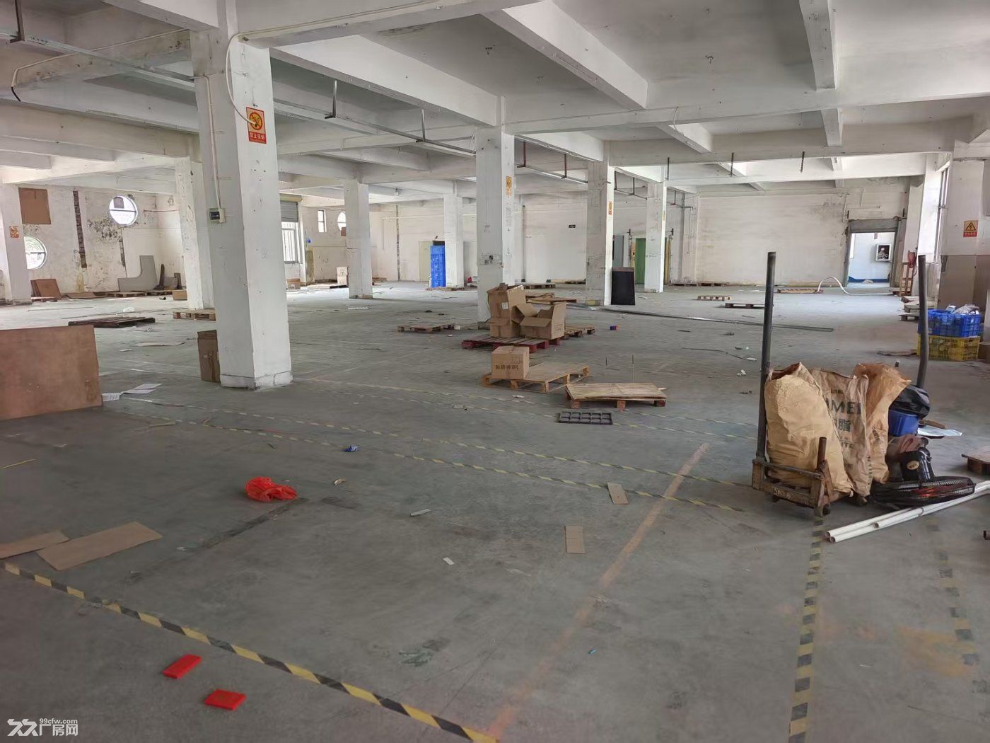 凤岗独门独院厂房出租3900平,空地大,好招工 - 3