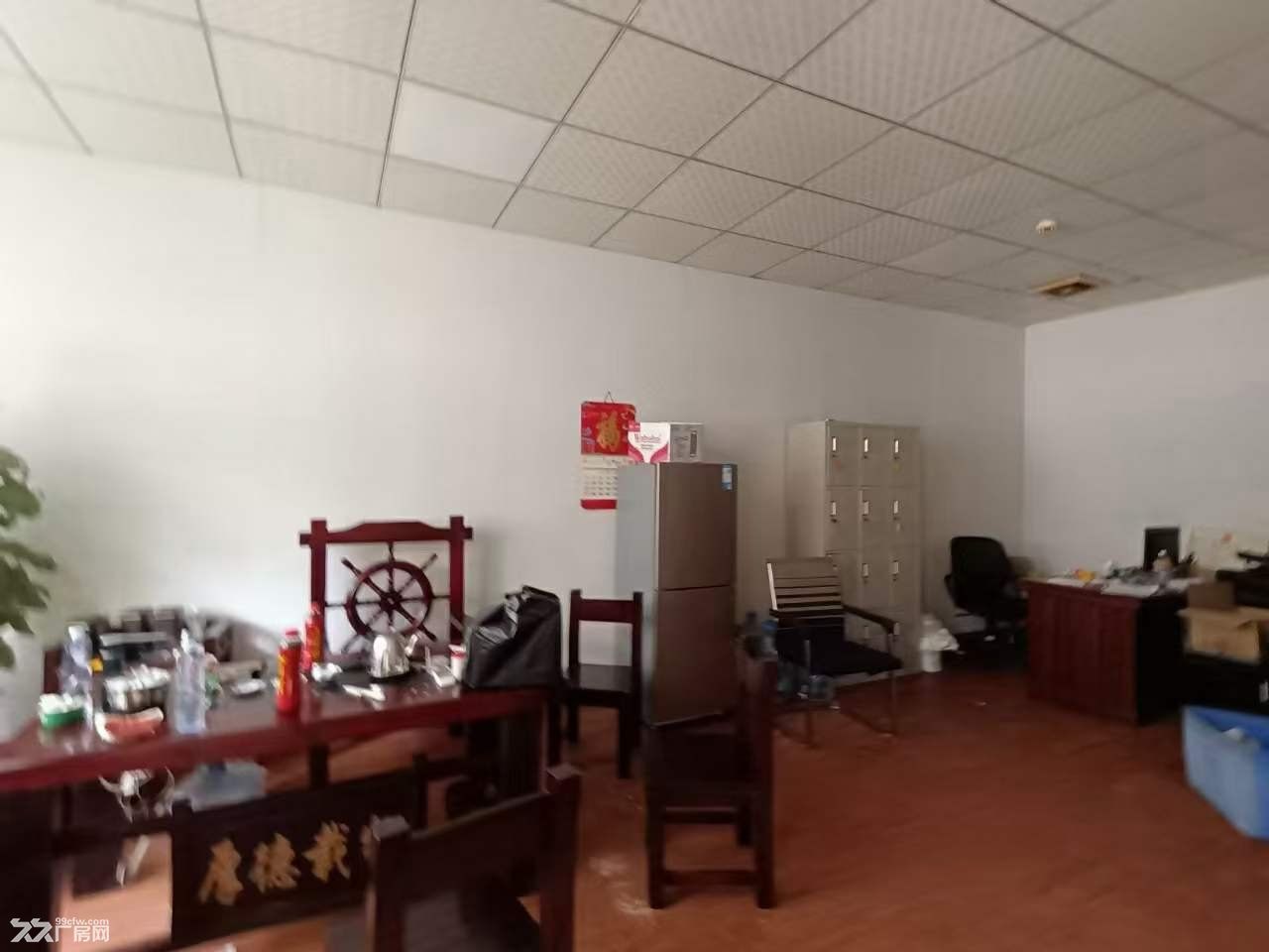 凤岗汽车站附近标准一楼900平带办公室水电装修厂房出租 - 2