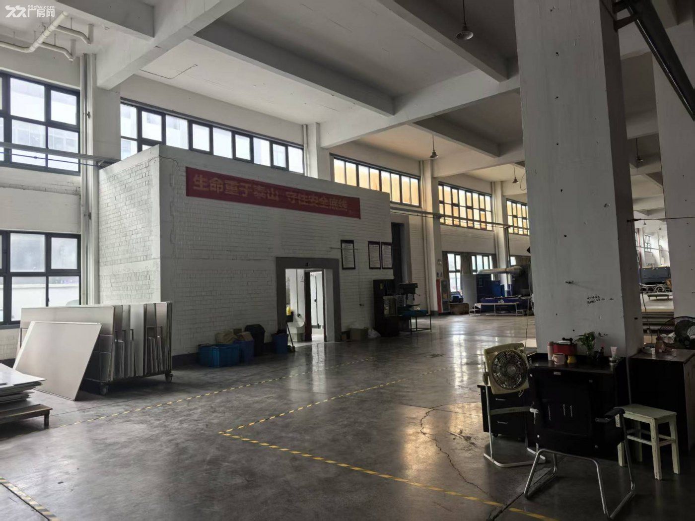 一楼4000-5000平方米配有3台货梯 - 2
