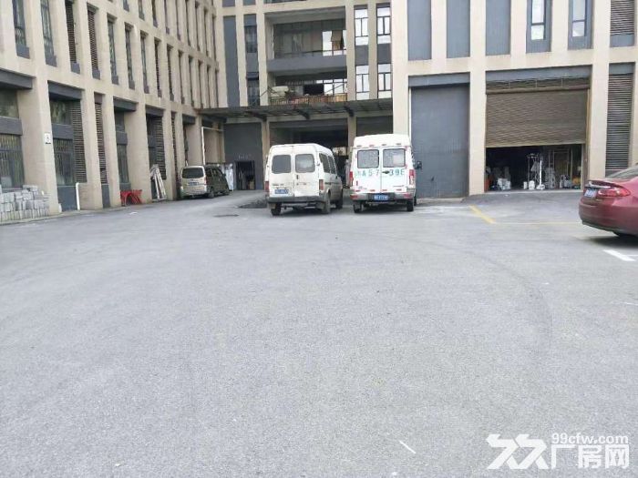 6号线地铁口2100平方米大平层