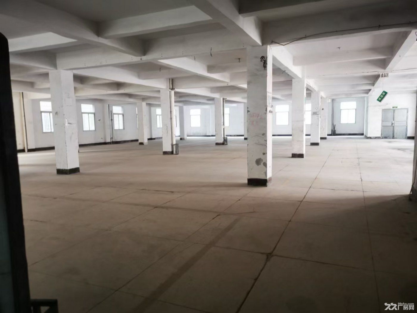 新阳工业区一楼厂房(单层900㎡)出租，一楼高6米，有货梯，大车可出入