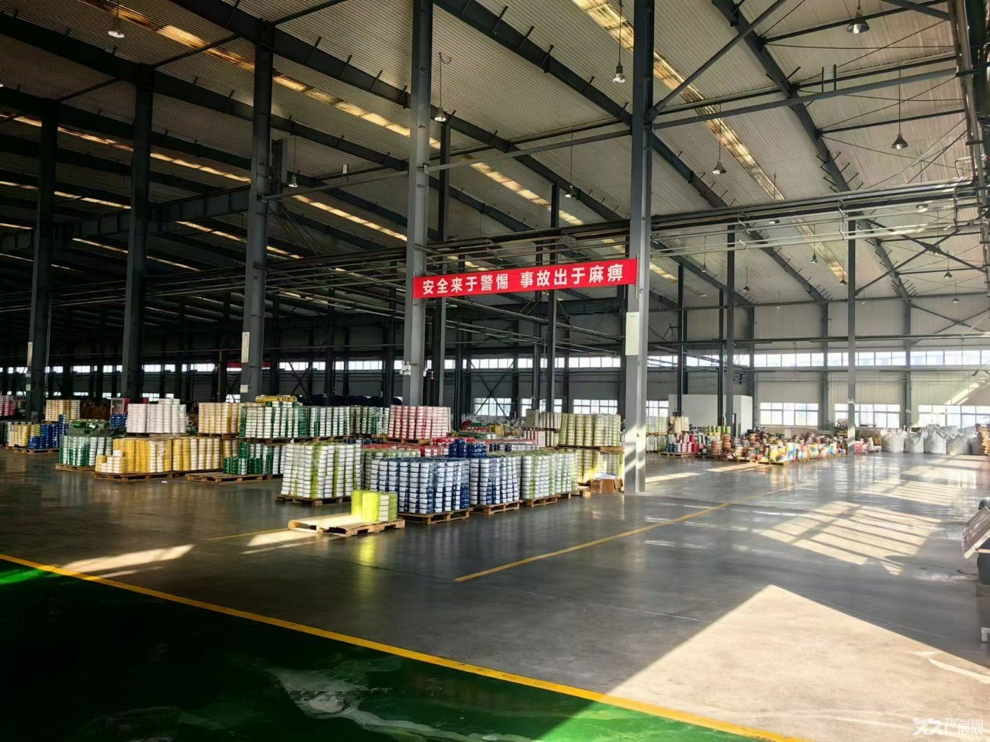 空港5千平米带天车，可生产仓储，单层轻钢有办公室