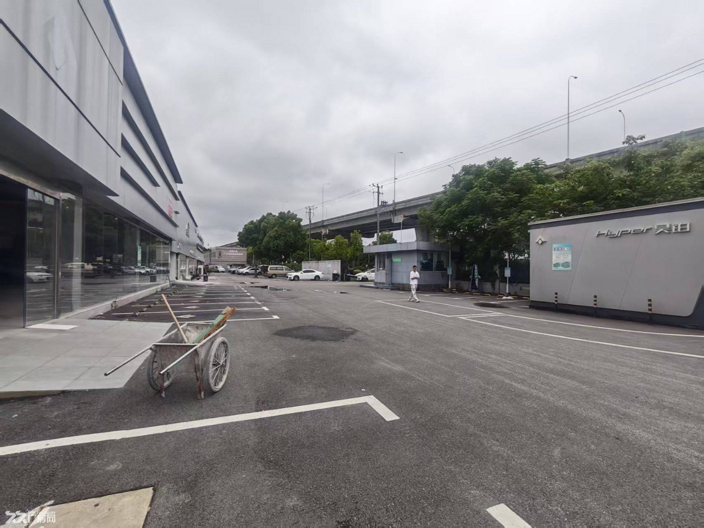 梅陇虹梅南路沿街汽车展厅出租,超大展示面,价格实惠 - 2