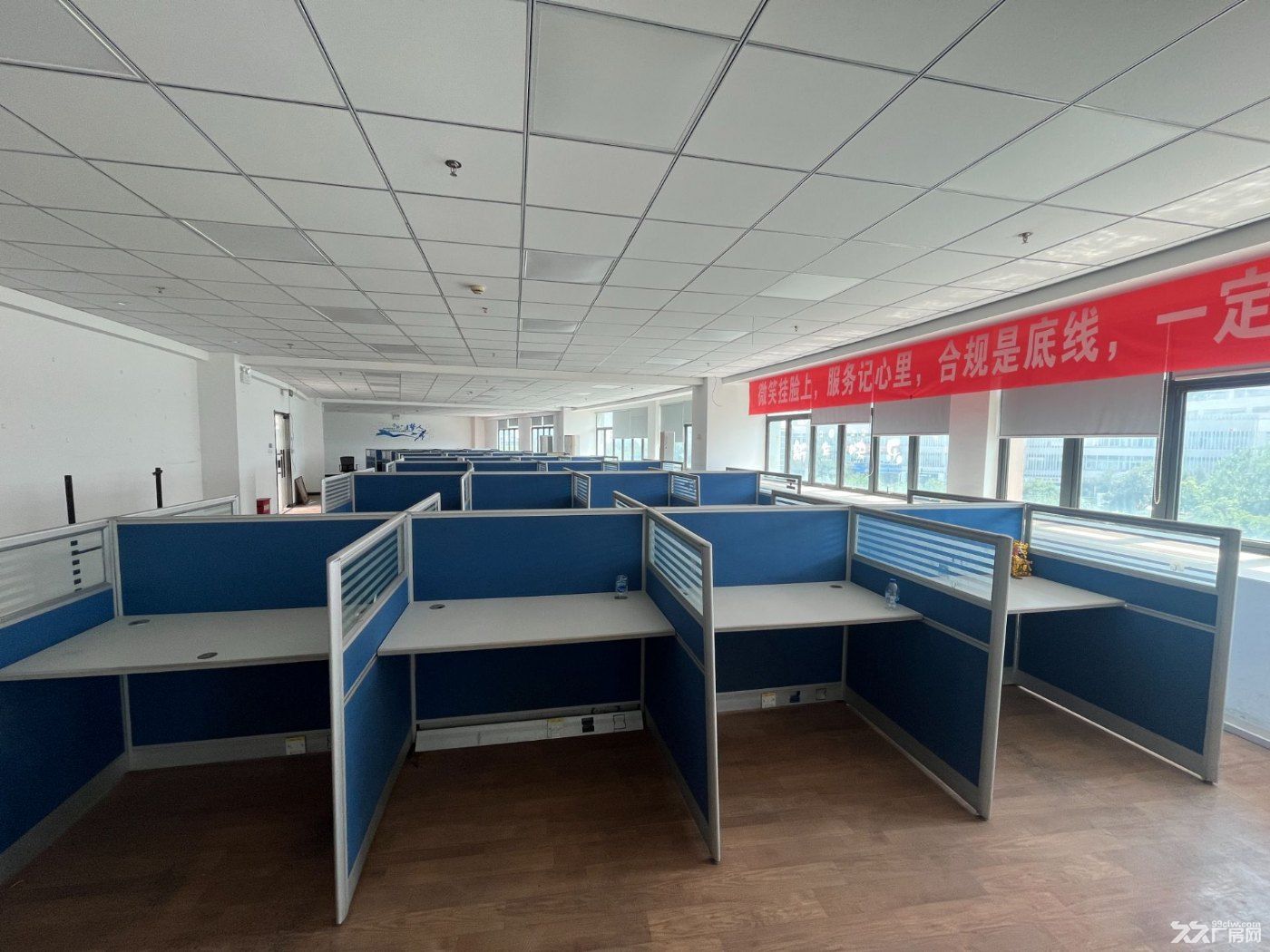 东沙湖精装办公室出租,666平可分割,有工位,环境优美,配套丰富,价格面议! - 2