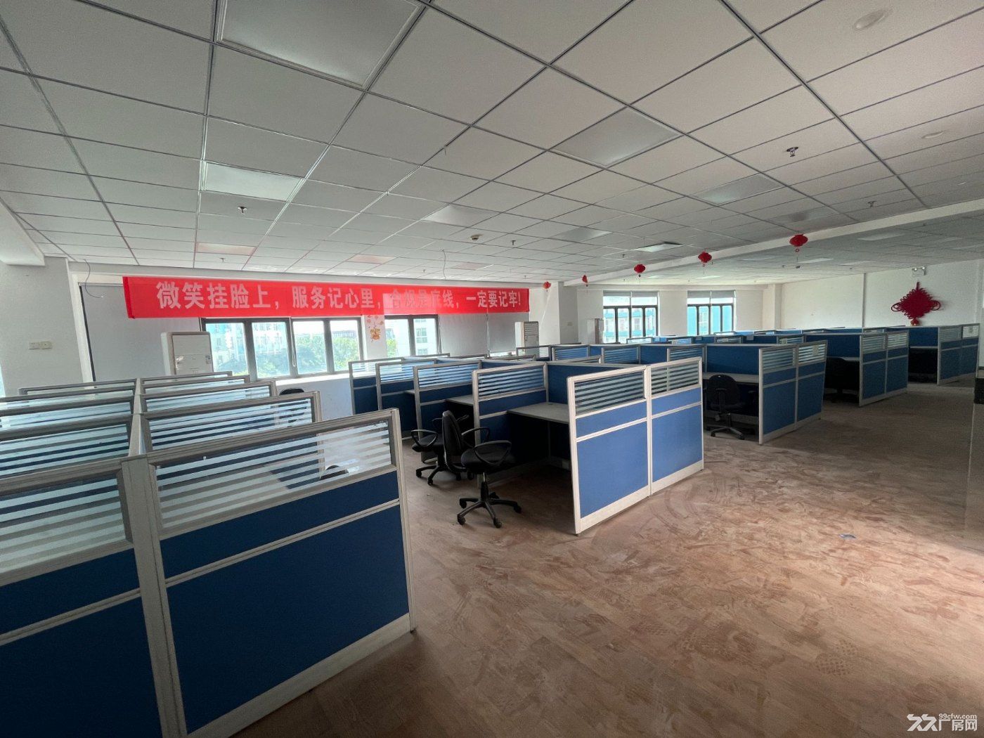 东沙湖精装办公室出租，666平可分割，有工位，环境优美，配套丰富，价格面议！