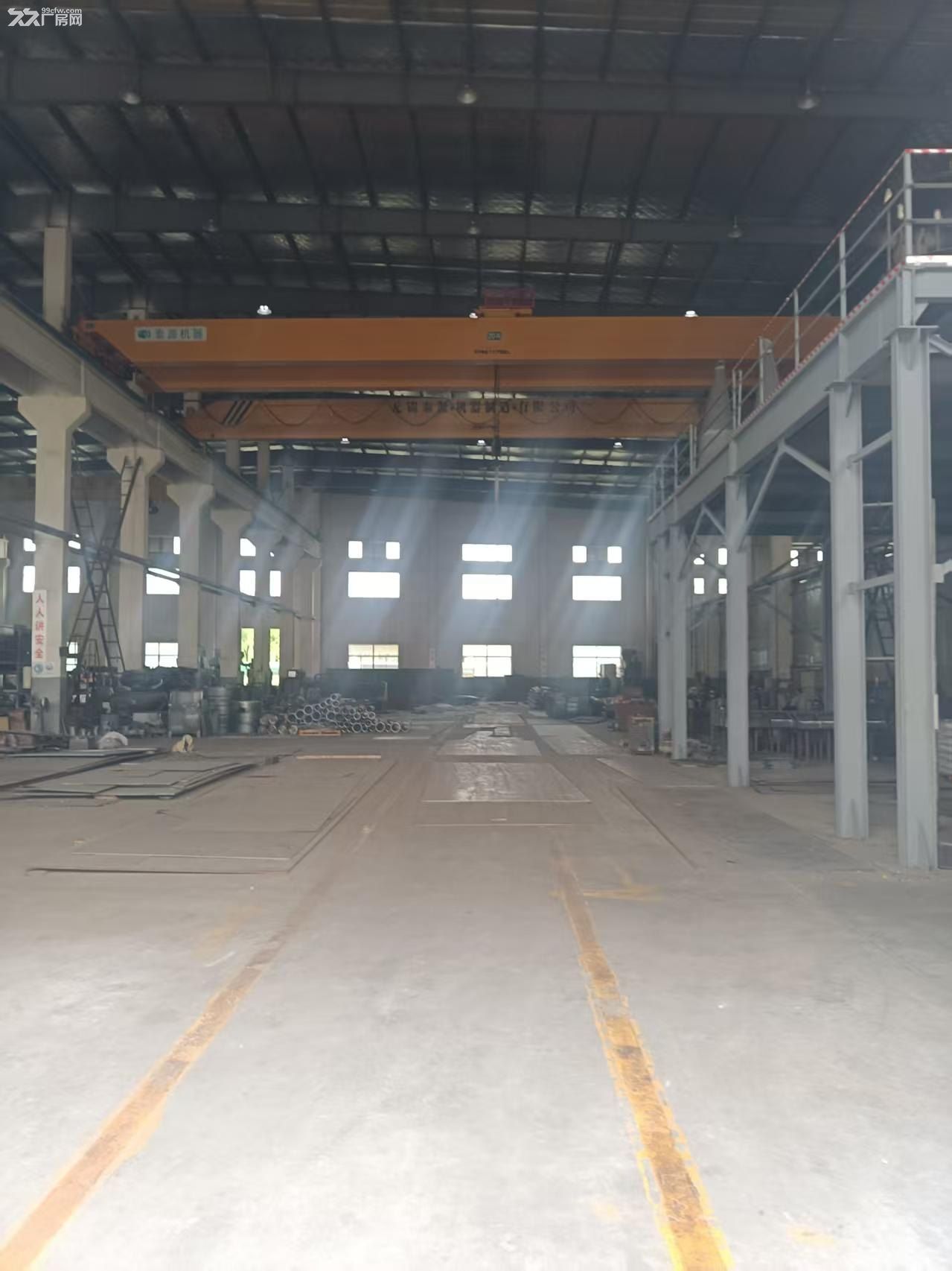 两跨，24米和21米各一跨总面积2800㎡左右。