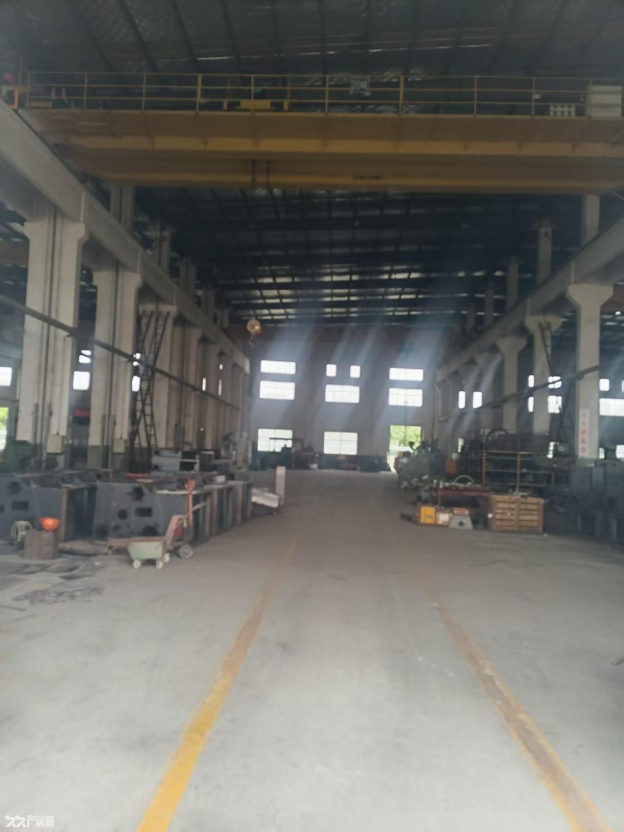 两跨,24米和21米各一跨总面积2800㎡左右。 - 2