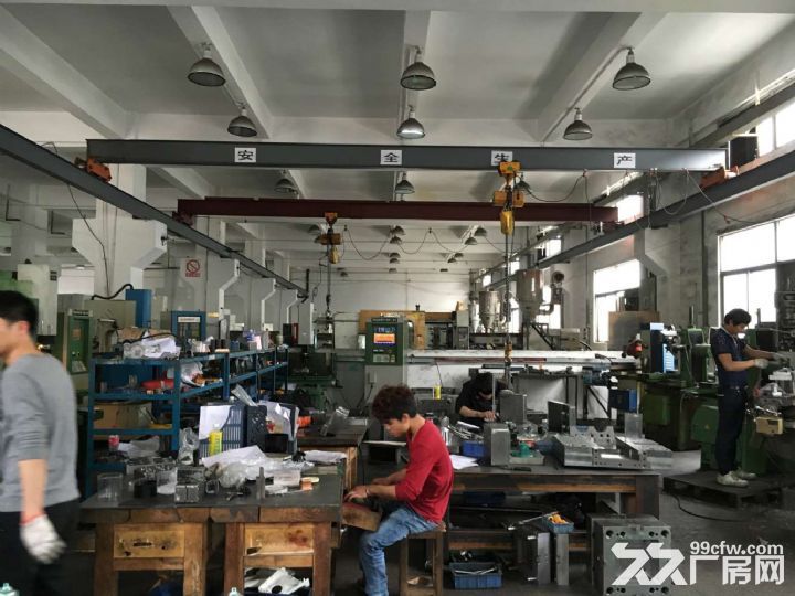一楼面积2000平方，带配套行车