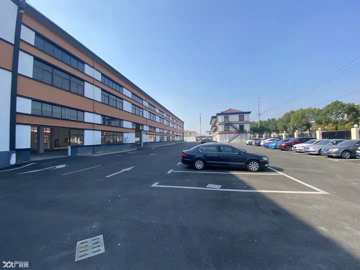 松江城区一楼4000平厂房超长展示面，汽车展厅，工厂特卖店，