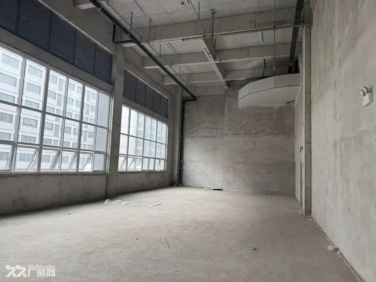 15000㎡标准厂房,层高9米,配电梯,园区内部道路宽敞,靠近主干道和高速公路