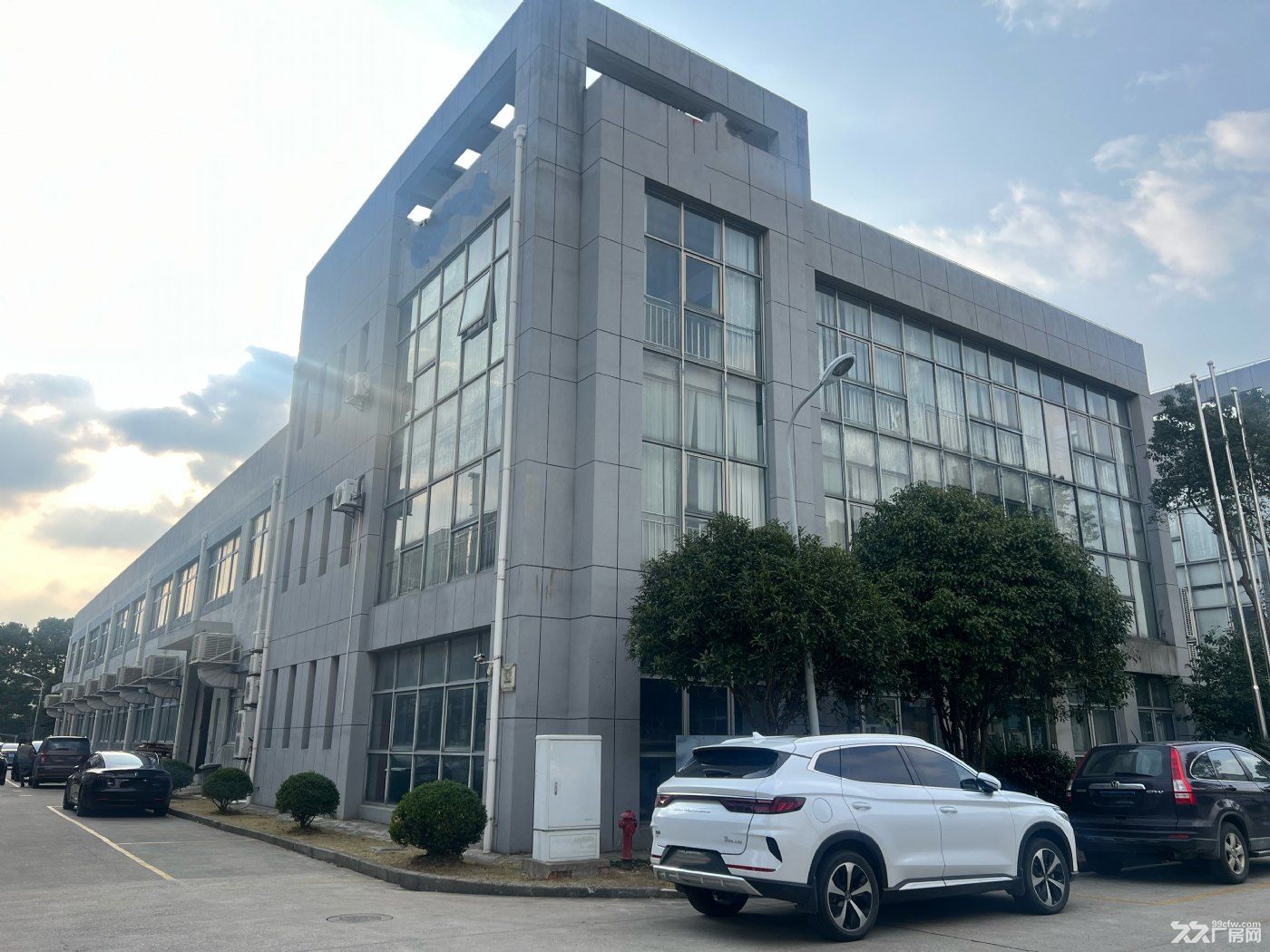 金山2100平方单层火车头出售,104地块带5吨行车