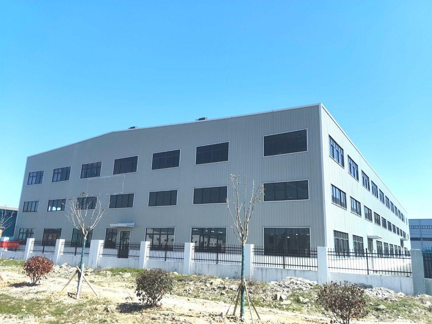 优惠出租全新的舟山岱山东沙工业园内，岱美新厂旁边国标钢结构优质厂房