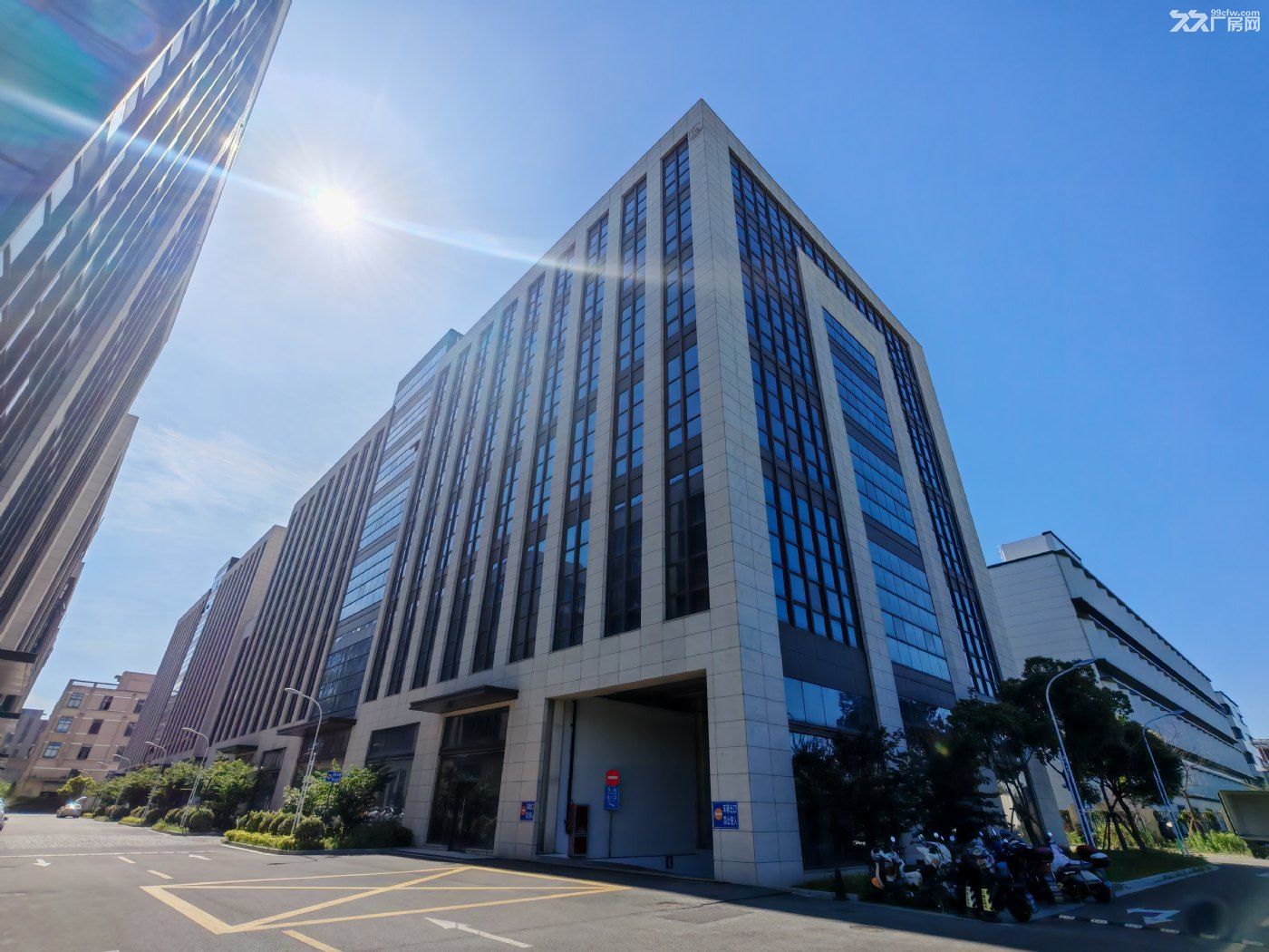 沿浦星公路主干道,与浦江镇近在咫尺,整层1600㎡,有独立上下水,通燃气