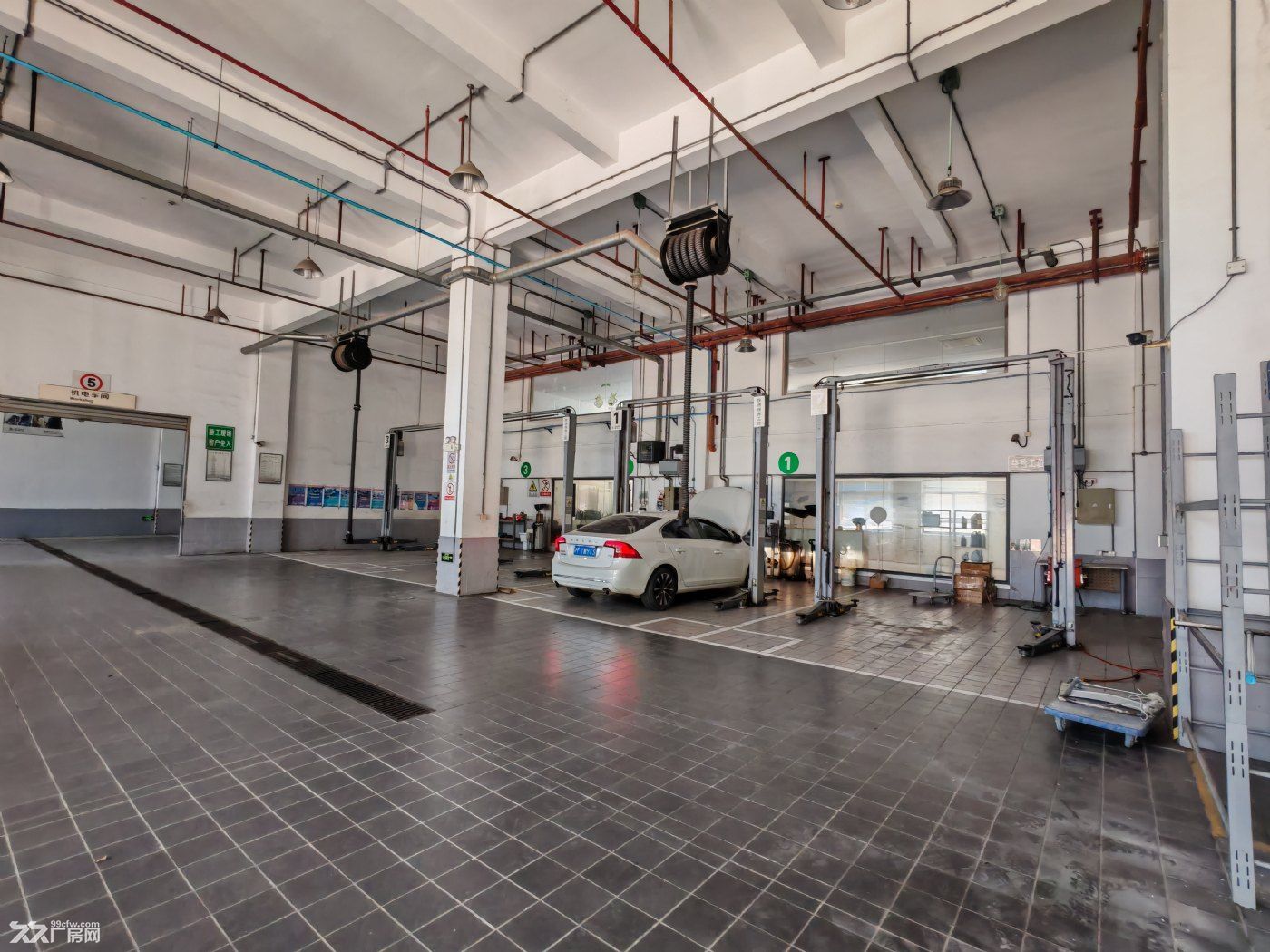 原大众4S店，展厅+维修工位+烤漆房+办公区+客户休息区+独立停车场地，奔驰为邻 - 3