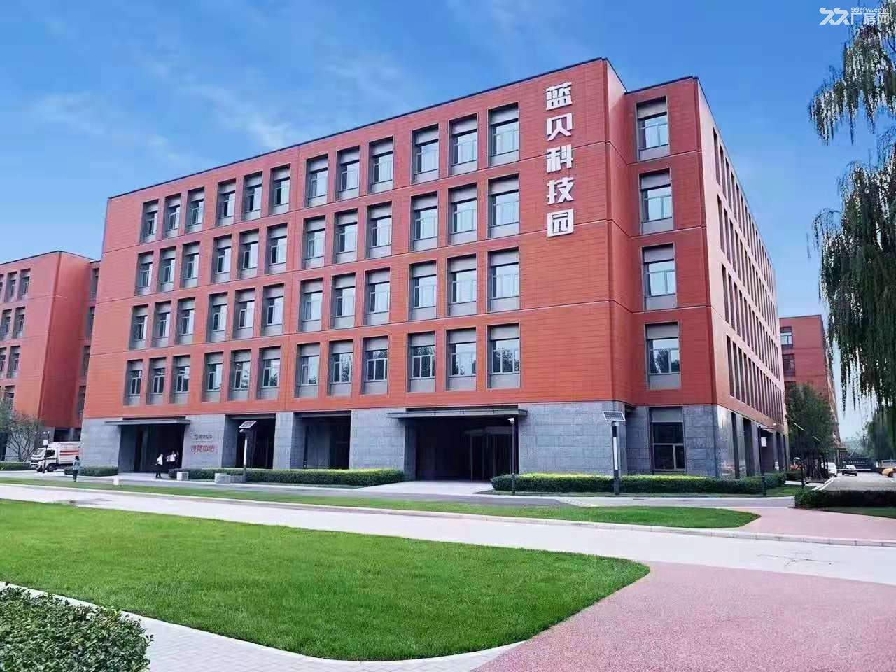 产业园配备30亩生态水系花园,园区整体绿化率达49%,工作就像在度假。 - 3