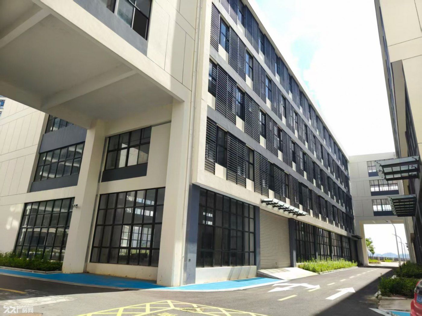 稀缺产业园区火热招商中,高桥联丰螺屿产业园标准厂房 办公楼对外火热招商。 - 3