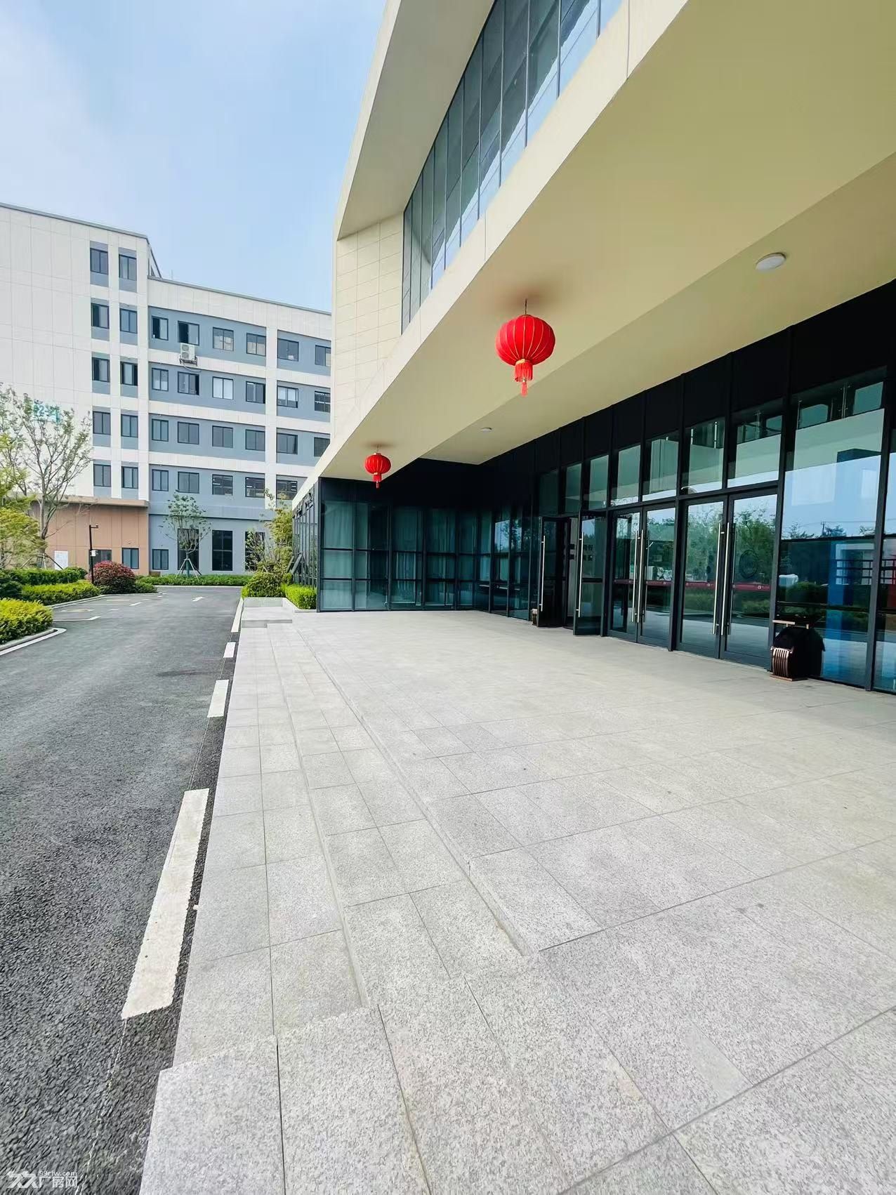 现房招商 即买即用 50年独立产权 自有物业 首付两成 快速路旁