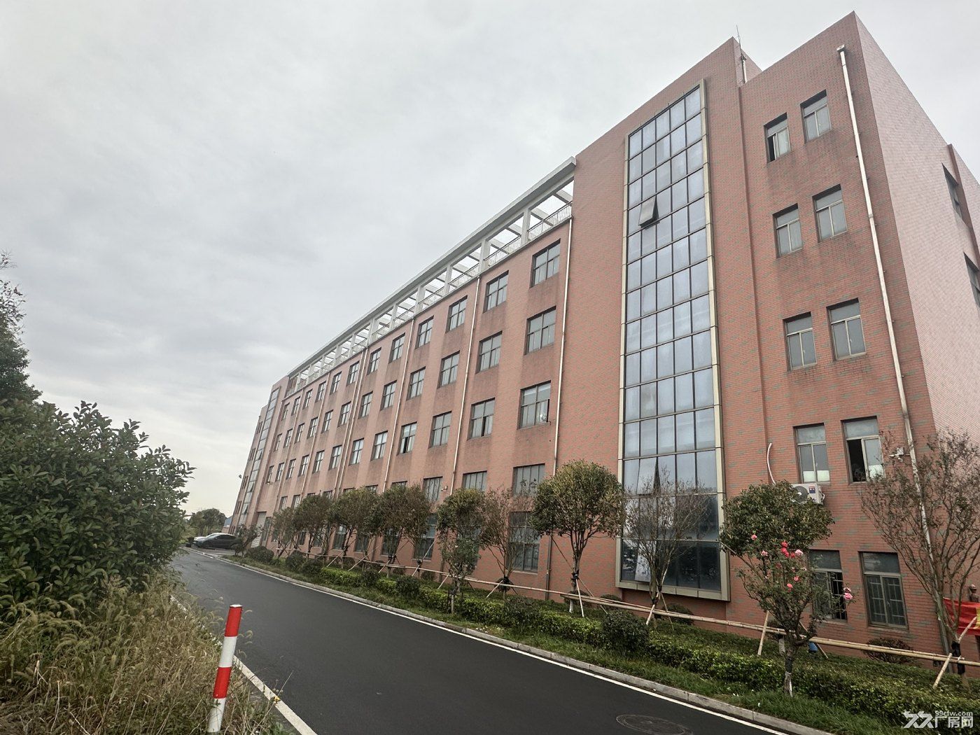 厂房1-4楼招租。厂房内带货梯、办公室。价格面议。