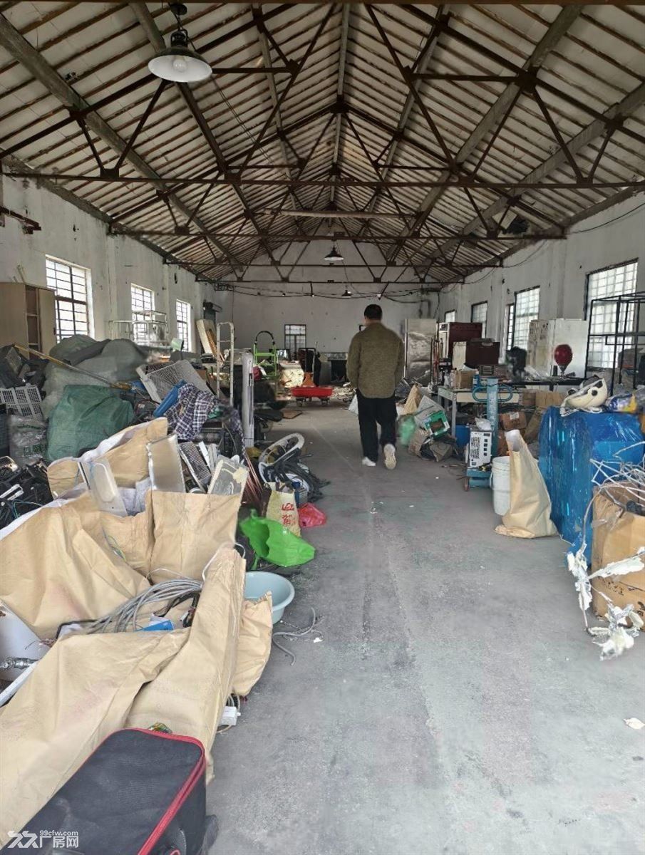 物业招租:独栋240平厂房仓库出租,外有场地300平使用,大车进出方便