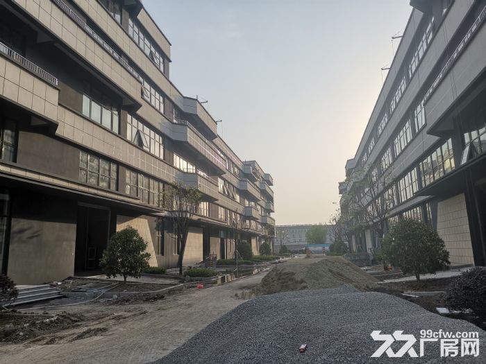 50年产权标准厂房2369平可注册可环评