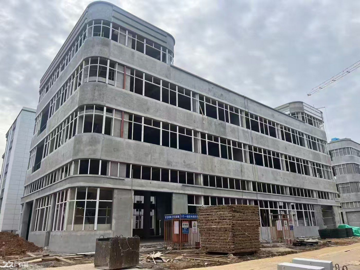东莞凤岗4000㎡独栋厂房出售