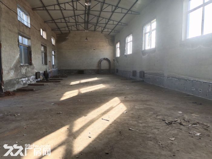 于洪区北里官高速口附近库房1300平,办公300平出租,厂房砖混结构,举架6米,