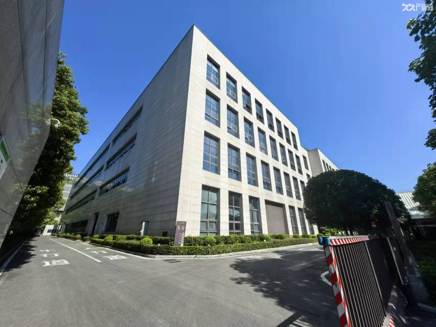 渝北前沿科技城4万和回兴服装城1.2万平米标准丙类厂房出租
