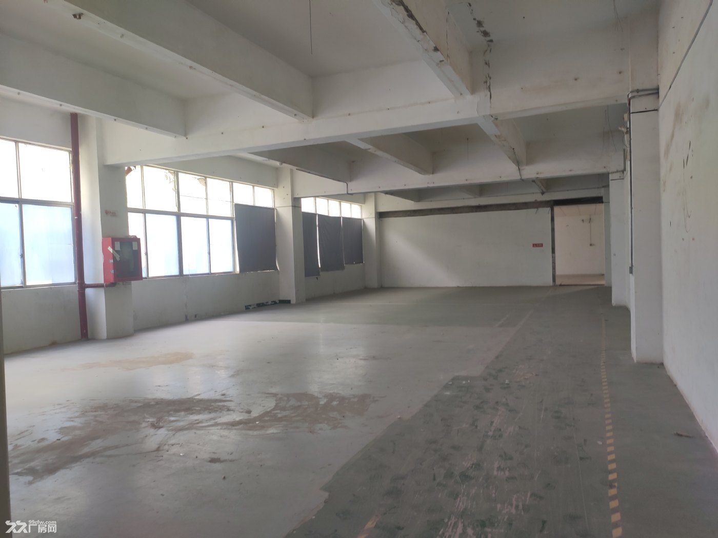 石岩上屋地铁口整层1500平办公厂房出租